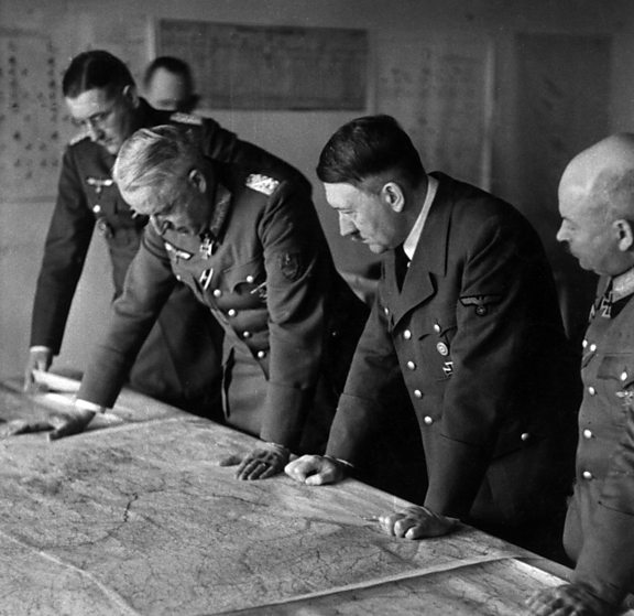 أدولف هتلر يخطط للهجوم على ستالينجراد