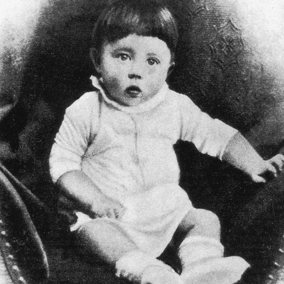 أدولف هتلر ، في صورة طفل حوالي عام 1889