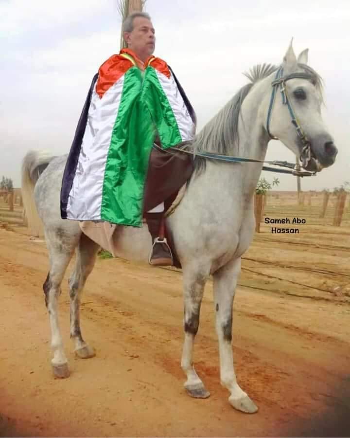 توفيق غكاشة غلى الحصان بعلم فلسطين 