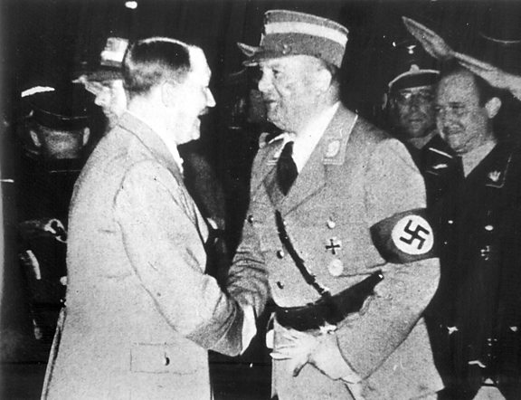 أدولف هتلر يحيي زعيم جيش الإنقاذ إرنست روم