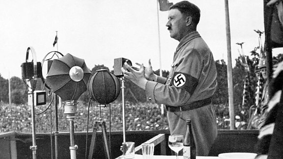 أدولف هتلر يلقي خطابًا خلال مؤتمر الحزب في نورمبرج عام 1935