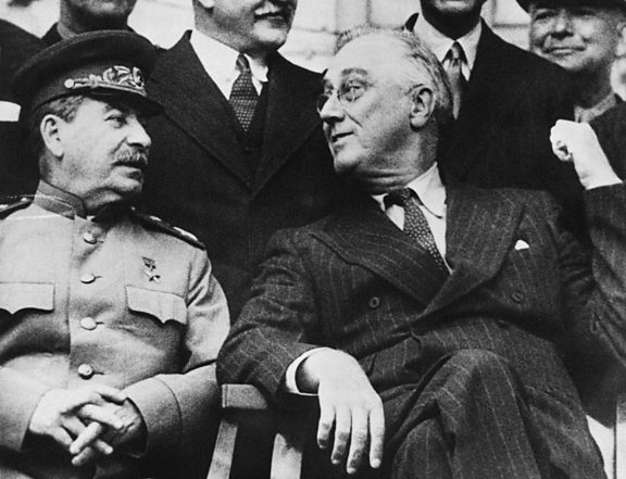 الزعيم السوفيتي جوزيف ستالين والرئيس الأمريكي فرانكلين روزفلت في عام 1943