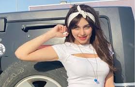 منار سامي فتاة التيك توك